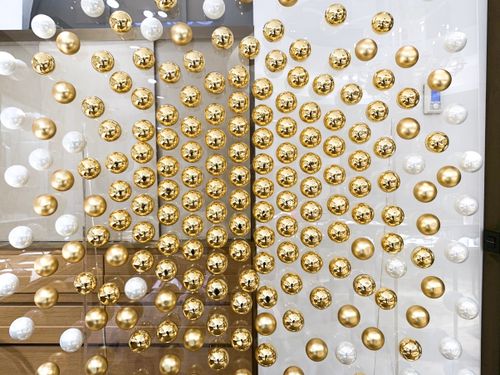 Выставочная панель из 10мм прозрачного оргстекла для декора интерьера