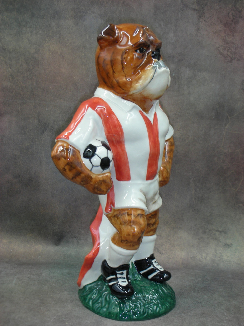 Статуэтка. Фарфор. Собака Бульдог футболист. Англия