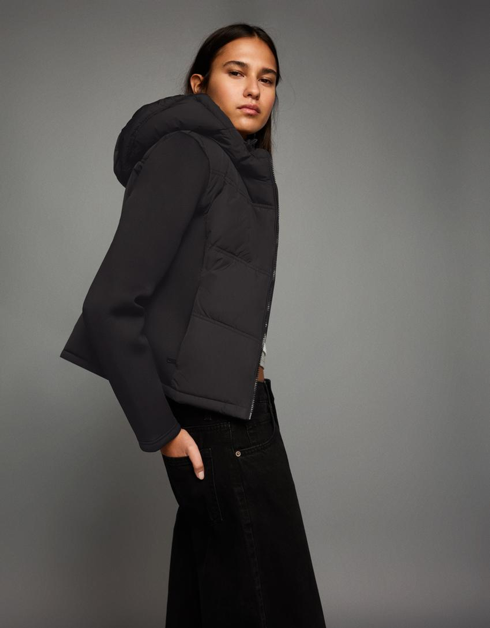 BERSHKA Куртка с капюшоном, черный