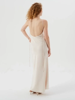 Платье макси с открытой спиной молочное
