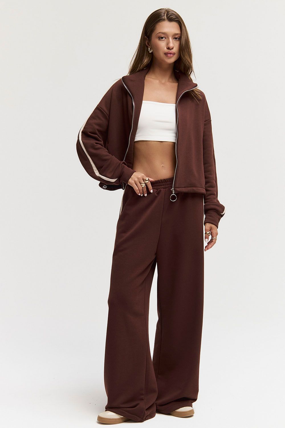 Широкие джоггеры без начеса с лампасом шоколадного цвета