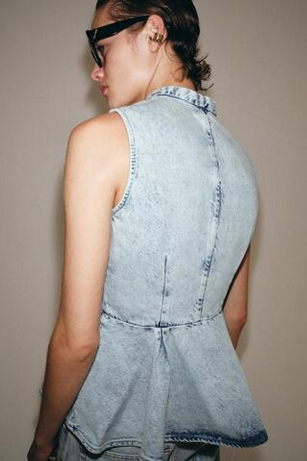 ZARA ДЖИНСОВЫЙ ЖИЛЕТ С НАВЕСНЫМИ ПЕТЛЯМИ — ZW COLLECTION, ГОЛУБОЙ