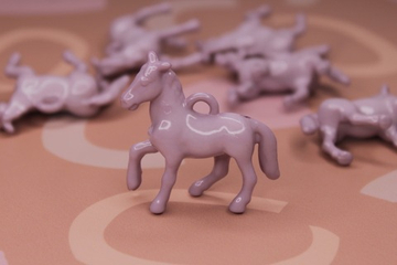 Подвеска лошадь светло-сиреневая 45х42 мм акрил