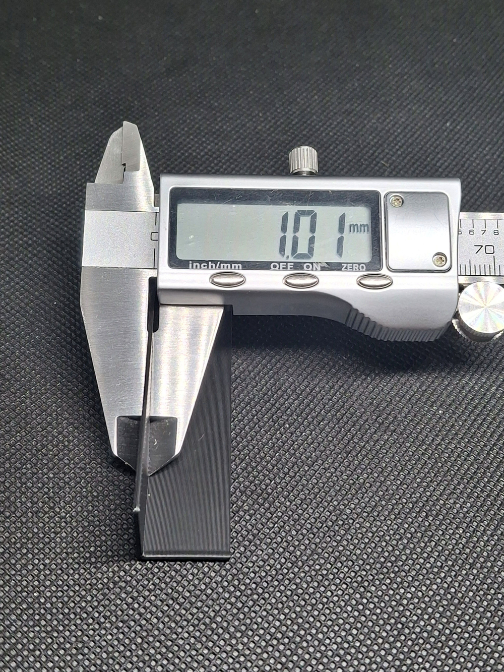 Заглушки торцевые для плинтуса 70x14 мм (Черный, правая и левая)