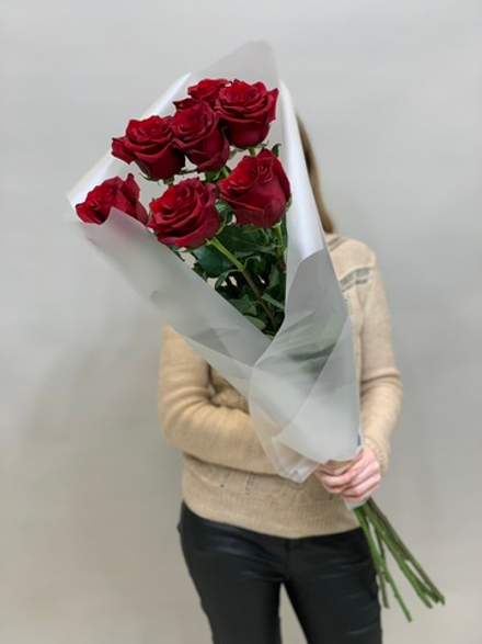 Букет 7 метровых роз красные в пленке