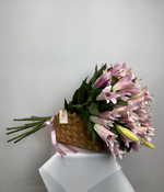 Лилии в плетенной сумочке