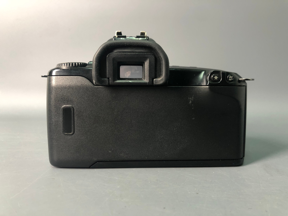 Canon EOS 500, отломана крышка АКБ