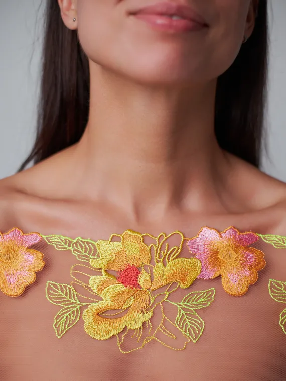 05-158 Вышивка на неэл. сетке 22 см, бежевый/желтый/салатовый (левая)