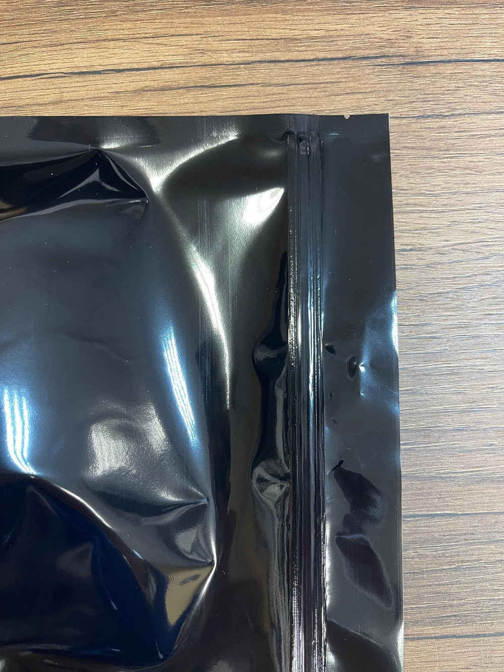 Купить черный глянцевый дой-пакет с овальным окном и замком zip-lock 160*210 мм