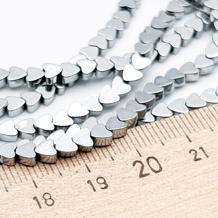 Гематит Сердце (имитация), цвет серебристый, размер около 3,8 мм, цена за отрезок 19 см (1/2 нити)