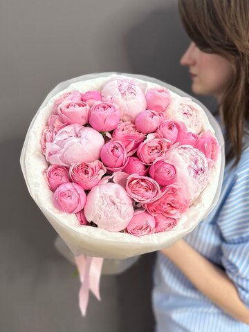 Букет с кустовых пионовидных роз "Силва Пинк" и пионов