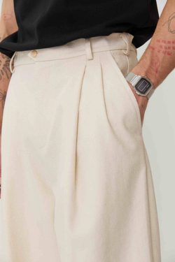 Брюки мужские со складками из молочного жаккарда