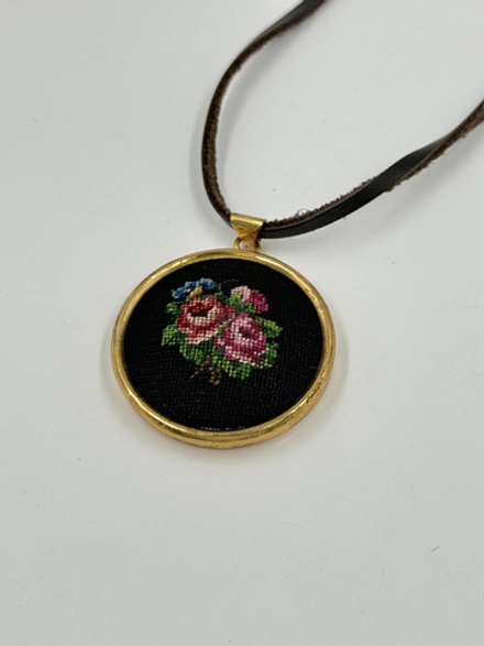 Кулон с микро вышивкой petit point
