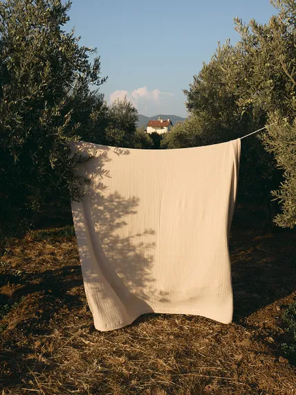 Покрывало двухстороннее из многослойного муслина цвета охры из коллекции essential, 180х250 см