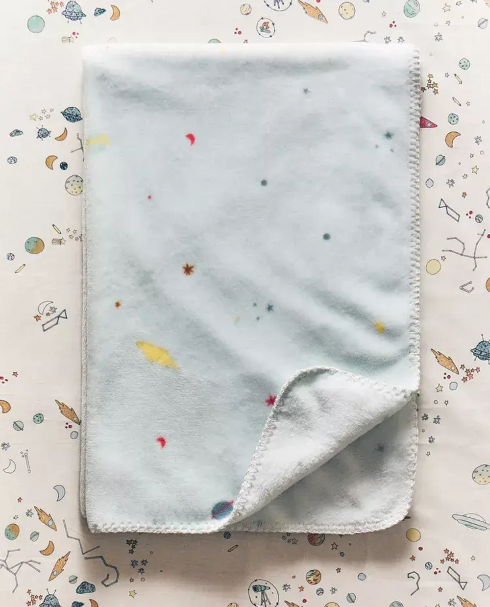 ZARA HOME ДЕТСКИЙ ФЛИСОВЫЙ ПЛЕД С КОСМИЧЕСКИМИ МОТИВАМИ, РАЗНОЦВЕТНЫЙ