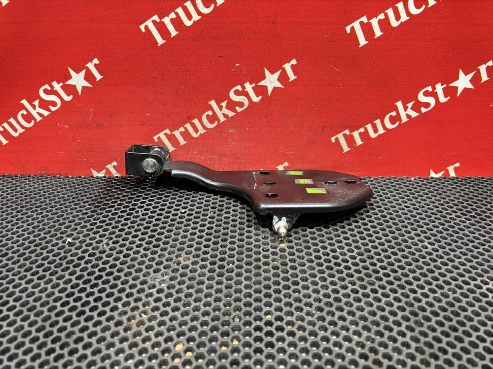 Кронштейн петли капота левый