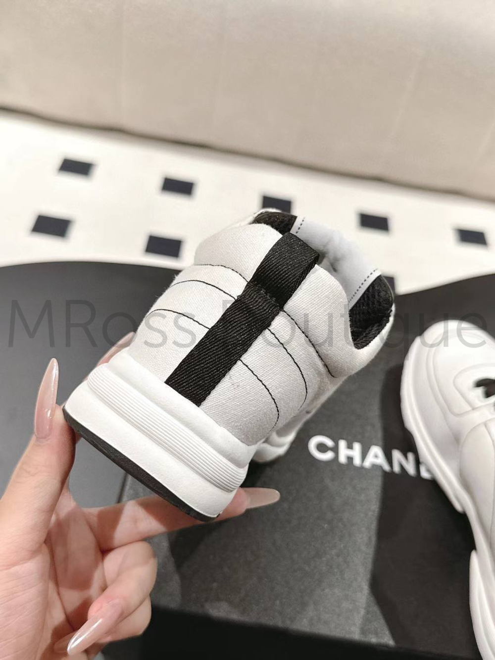 Женские кроссовки Chanel белого цвета с логотипом