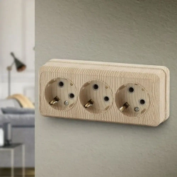 Розетка Intro Quadro 2-206-11 с заземлением трехместная 3х2P+E 16А-250В IP20 открытой установки сосна