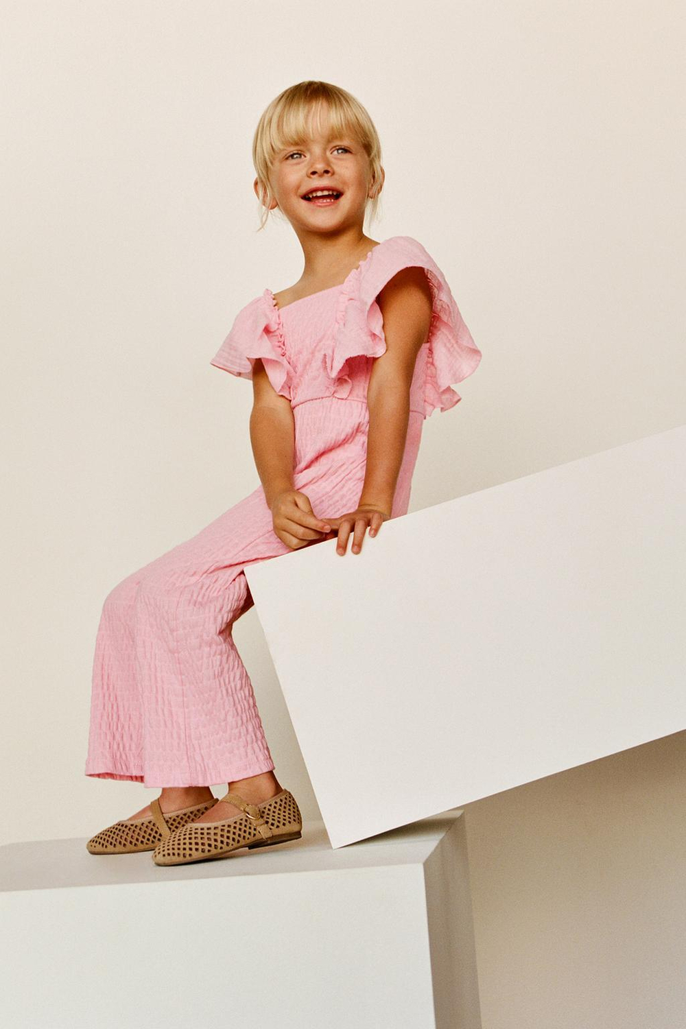 ZARA КОМБИНЕЗОН ИЗ РЕЛЬЕФНОЙ ТКАНИ С ВОЛАНАМИ, ПАСТЕЛЬНО-РОЗОВЫЙ