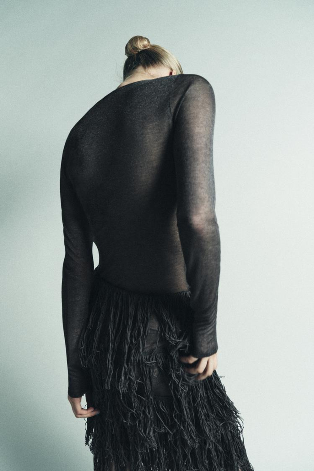 ZARA ВЯЗАНОЕ ПЛАТЬЕ С МЕТАЛЛИЗИРОВАННОЙ НИТЬЮ И БАХРОМОЙ, СЕРО-СИНИЙ