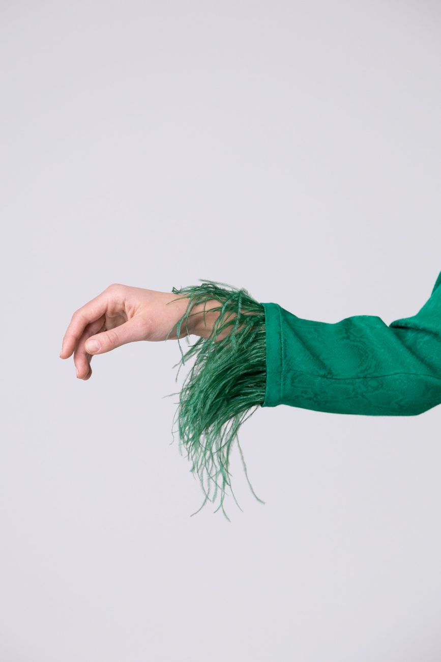 Костюм в пижамном стиле с перьями, зеленый