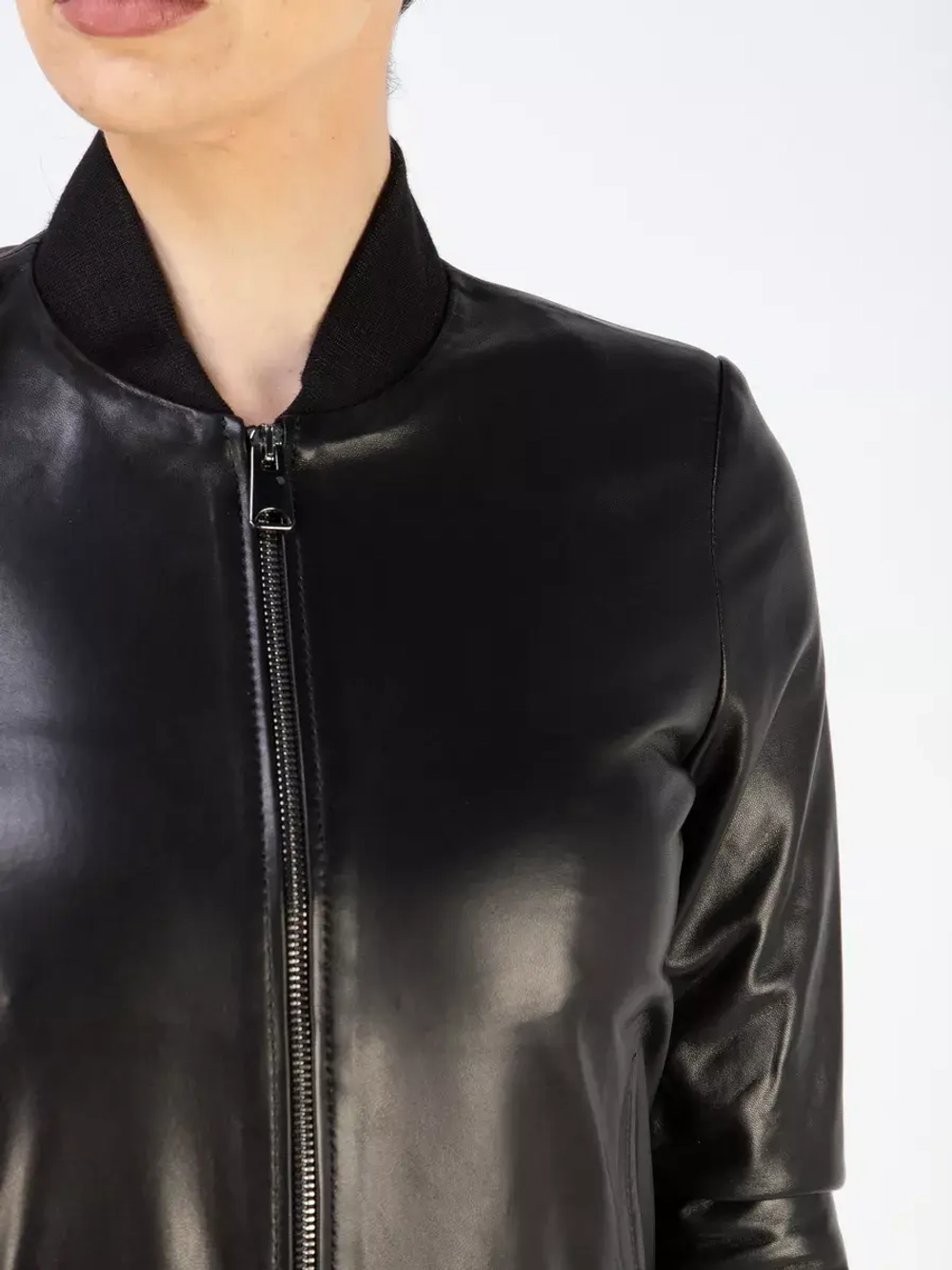 Кожаная куртка демисезонная на молнии бомбер