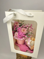 Композиция в стаканчике с цветами