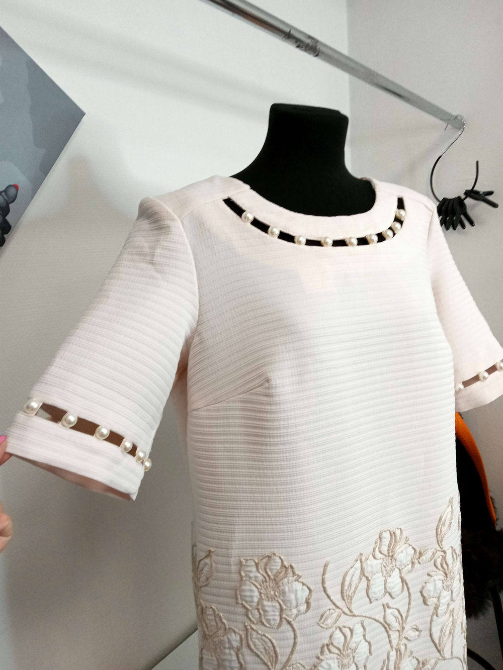 Платье праздничное, светлое с вышивкой. Размер 56.