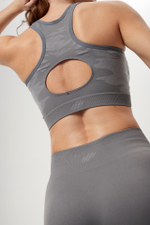 Топ бесшовный с вырезом на спине и рисунком милитари