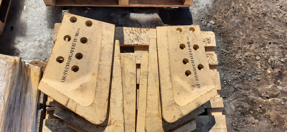 Нож Komatsu D155-D355 левый 17M-71-21930 оригинал