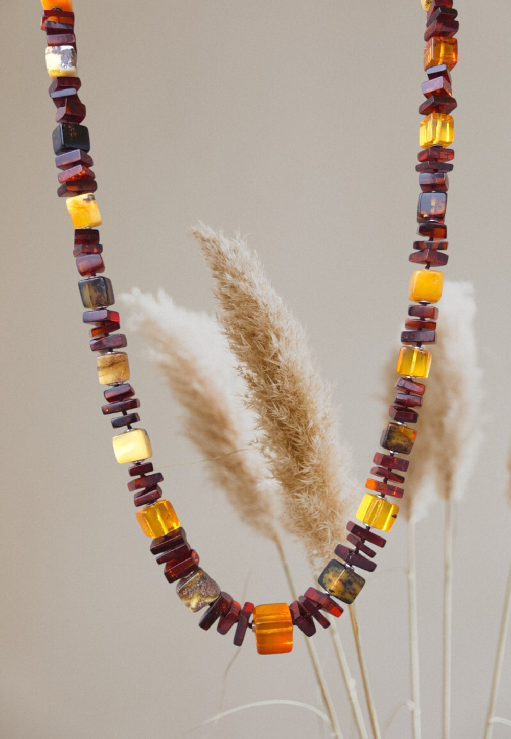 Бусы из янтаря кубики