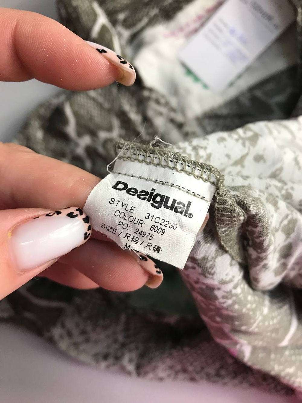 Блузка Desigual яркая, визуально на 44 размер