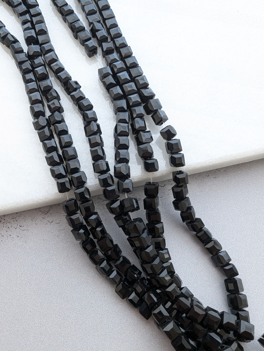 Стекло кубик 4мм, черный