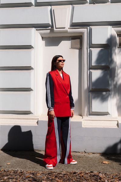 Брючный костюм коричневый с лампасами