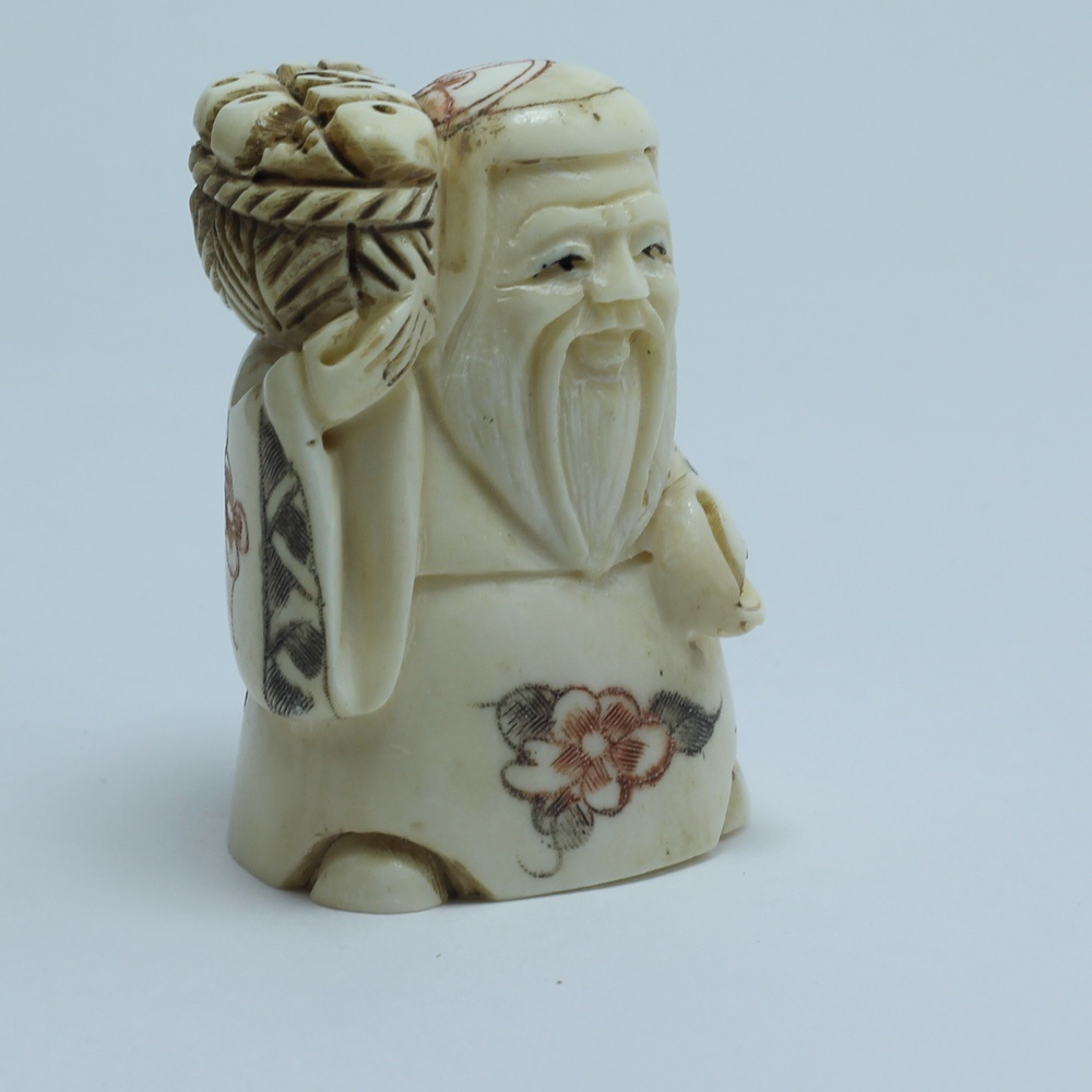 Нэцкэ Фукурокудзю с персиком и корзиной фруктов на плече