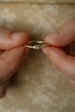 кольцо уроборос с фианитом или белым топазом