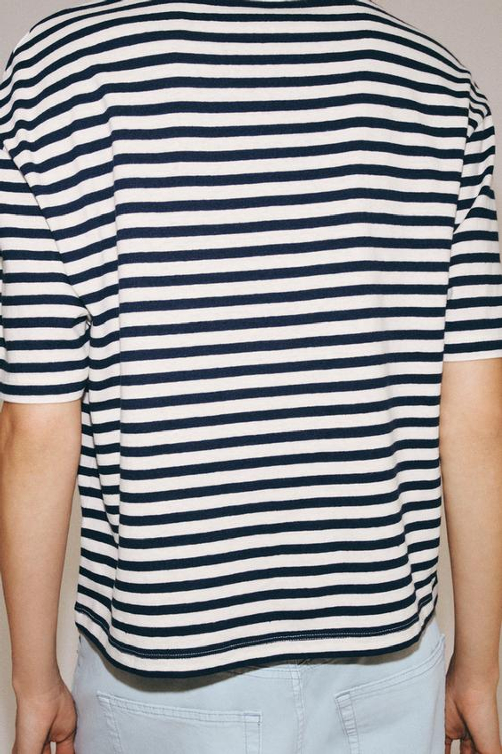 ZARA ФУТБОЛКА В ПОЛОСКУ С КОРОТКИМИ РУКАВАМИ, ЭКРЮ/СИНИЙ