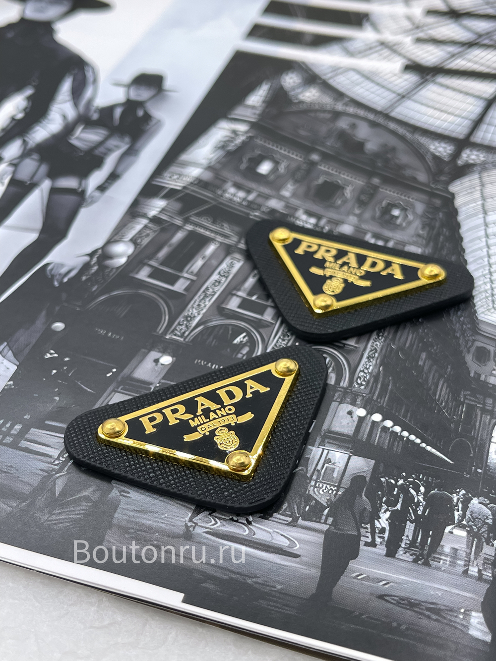 Логотип металлический Прад. на коже черный золото