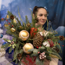 Новогодняя композиция из живой хвои в красных санях