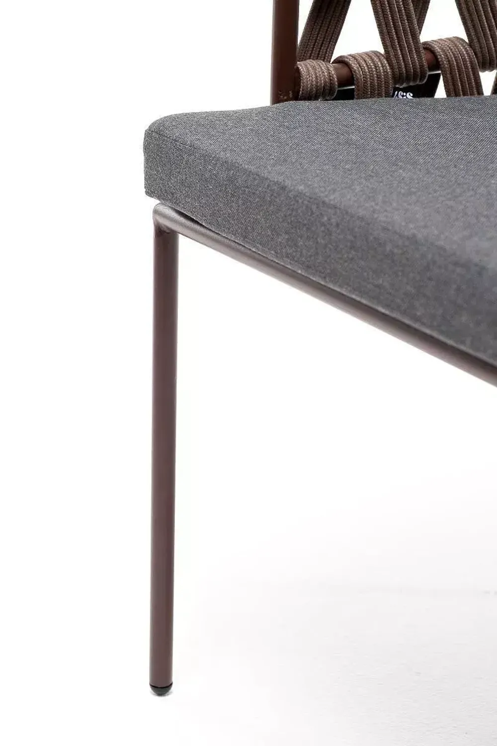 "Диего" стул плетеный из роупа, каркас из стали коричневый (RAL8016) муар, роуп коричневый круглый, ткань темно-серая 027