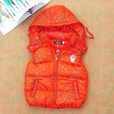 Жилет в горох с капюшоном и аппликацией медведя