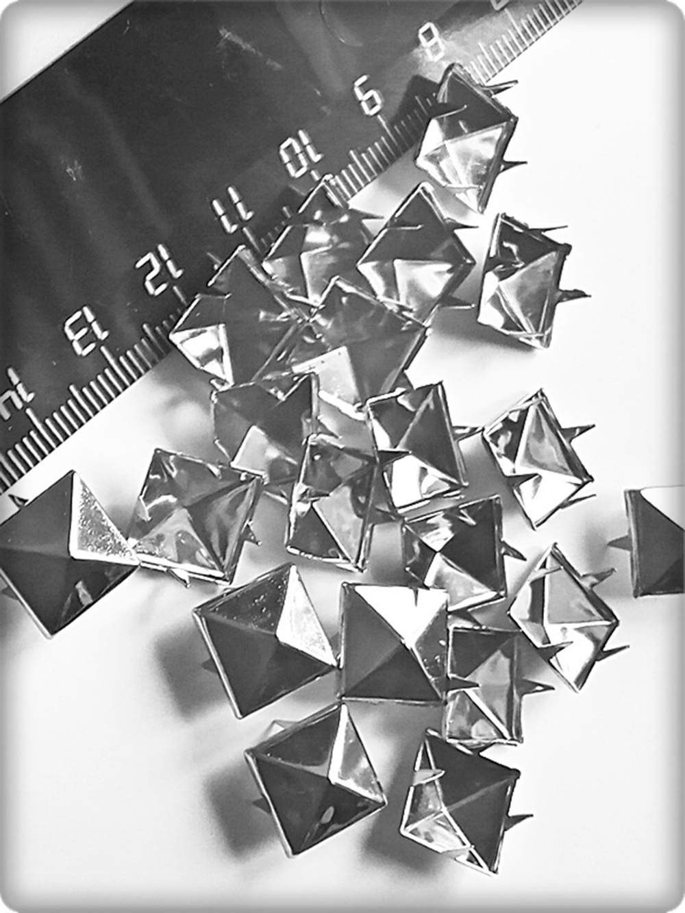 Клепки "Пирамидка" 12х12мм с цапами для декора сумок, браслетов, рюкзаков, кепок.