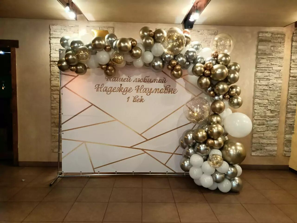 Фотозона с баннером на квадратном каркасе с цифрами