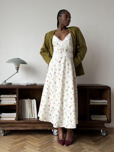 Бежевое платье комбинация с цветочным принтом