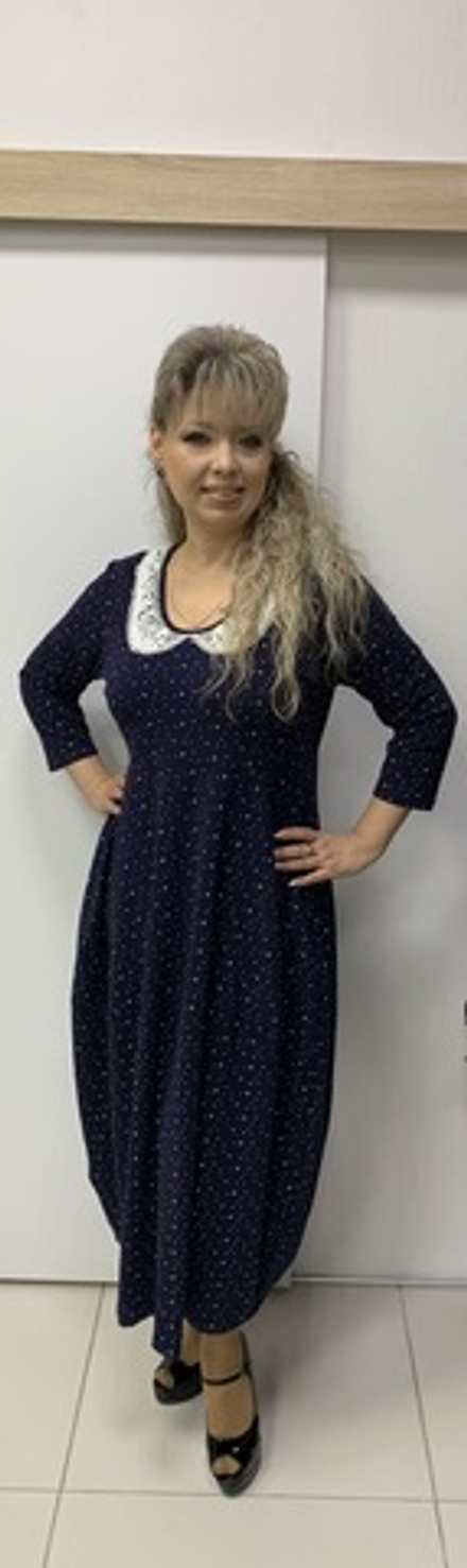 Длинное креативное платье с белым кружевным воротником