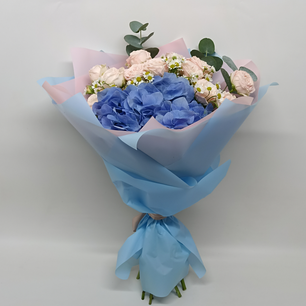 Букет из роз и гортензии Кира
