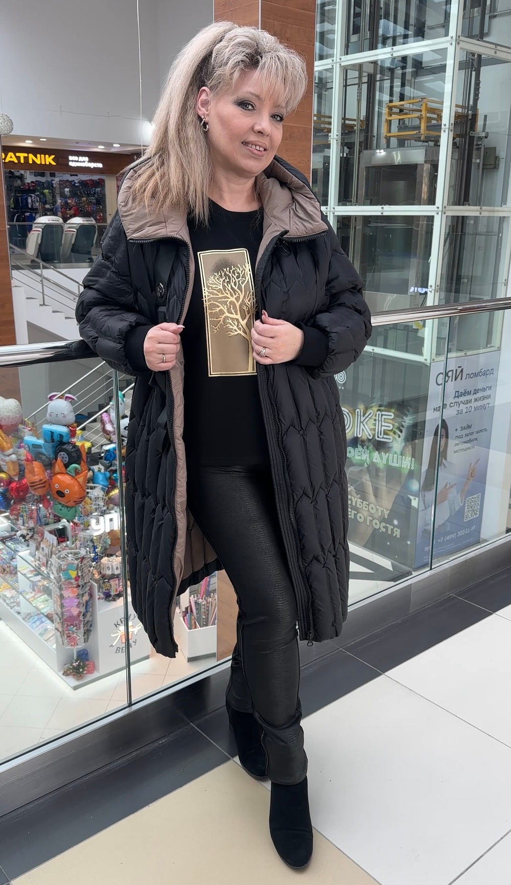 Зимнее черное пальто на пуху с бежевой отделкой