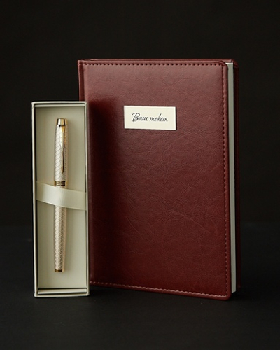 Набор с гравировкой: Ежедневник недатированный и Ручка роллер Parker IM Premium Warm Grey GT (коричн