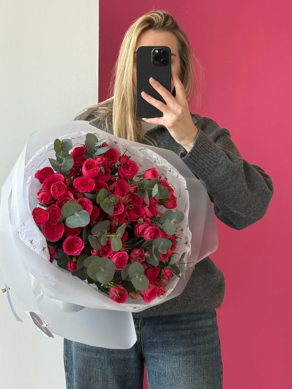 Моно букет из кустовых роз и эвкалипта