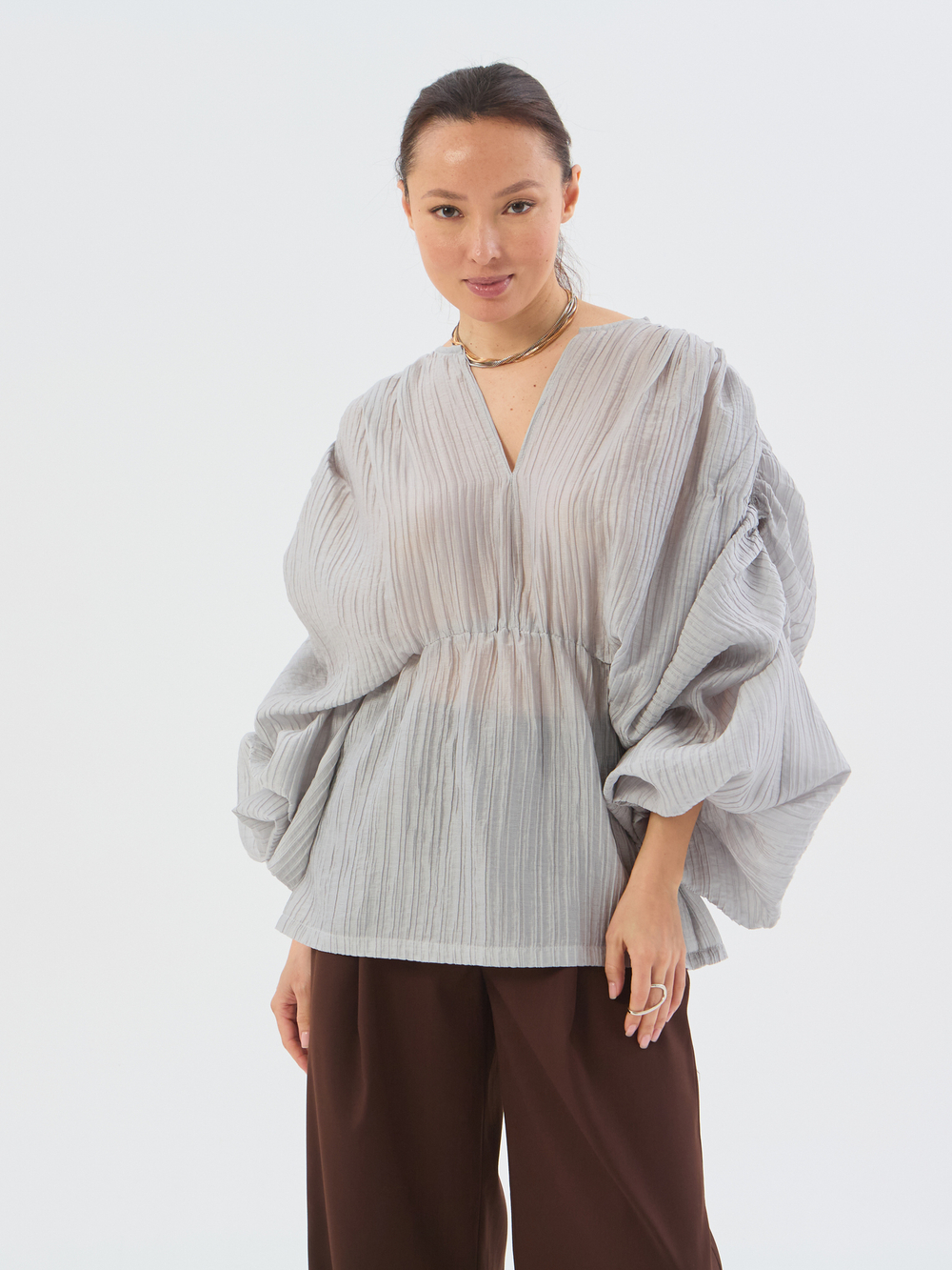 Топ из жатки с объемными рукавами серый